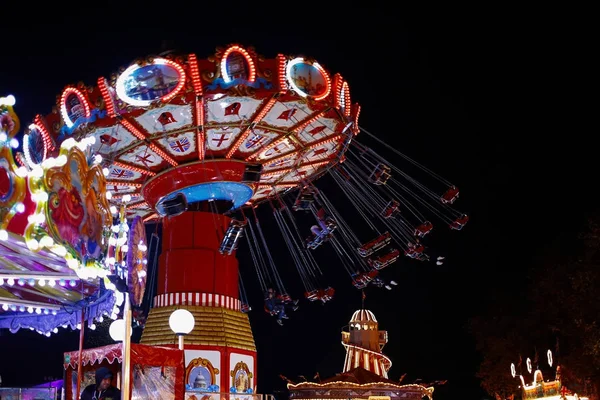 Carousel ride at night in Winter Wonderland themed amusement park in London, UK — Stock Photo, Image