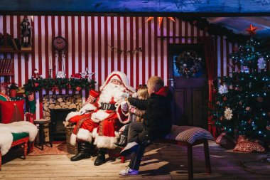 Çocuklar Noel Baba kış harikalar diyarı Noel Fuarı, Londra, İngiltere'de Toplantı