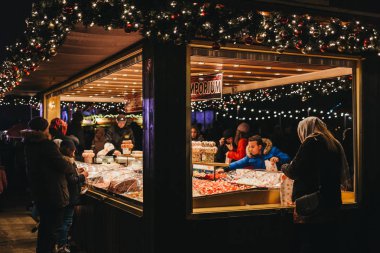 İnsanlar tatlı picknmix durak kış harikalar diyarı Fuarı Londra'da, satın