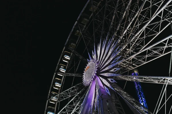 Ferris wheel in Winter Wonderland, London, UK against dark sky — Stock Photo, Image