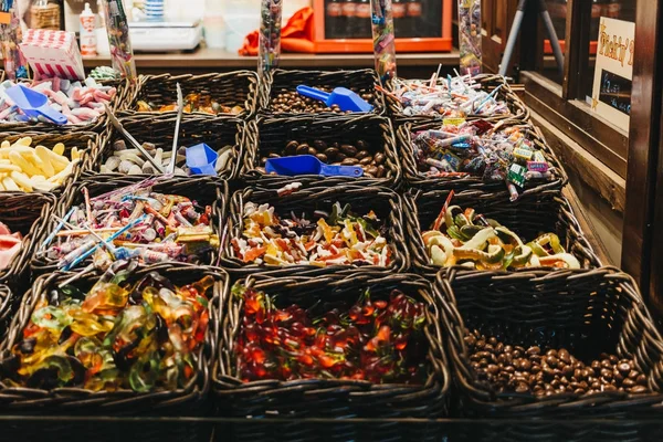 Süßigkeiten am Picknick-Stand auf dem Winterzauber-Weihnachtsmarkt — Stockfoto