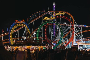 Londra, İngiltere - 18 Kasım 2017: Kış harikalar diyarı, yıllık Noel Fuarı Londra'da, Münih döngü Roller coaster binmek. Münih döngü dünyanın en büyük taşınabilir roller coaster olduğunu