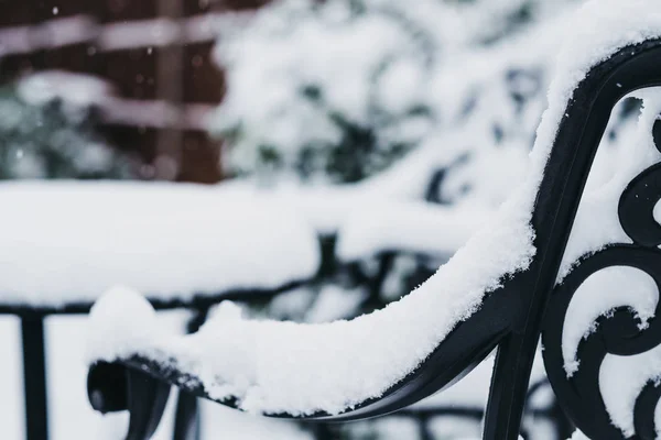 Kışın Kapalı Kar Kar Yağışı Seçici Odak Bir Siyah Metal — Stok fotoğraf