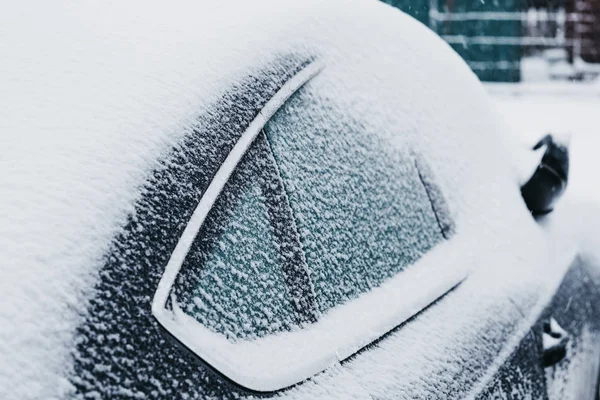 Zwarte Auto Bedekt Met Sneeuw Ijs Ramen Selectieve Aandacht — Stockfoto