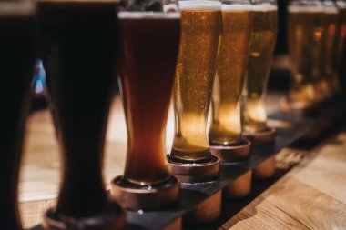 Bira, karanlık ışık, bir tablo farklı türde bir raf kapatın. Seçici odak.