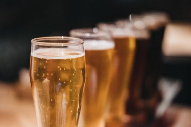 Bira, karanlık ışık, bir tablo farklı türde bir raf kapatın. Seçici odak.