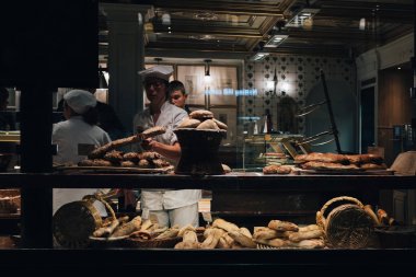 Lille, Fransa - 11 Kasım 2017: Görünümü bir eski fırının (boulangerie) Lille şehir merkezinde ziyaret ve personel. Bir boulangerie çağrılacak, Fransız bir fırın ekmek tesislerinde fırında.