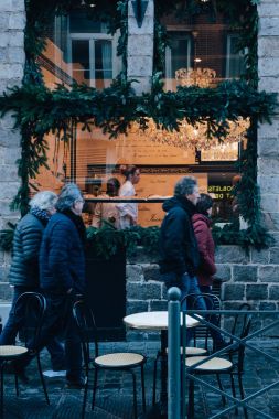 Lille, Fransa - 10 Kasım 2017: kafe Lille, Fransa sonra Paris, Lyon, Marsilya ve Toulouse beşinci büyük kentsel alanda bir sokakta yürüyen insanlar.