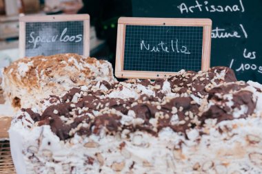 Bir Pazar, dilimlenmiş ahşap stand, satış ev yapımı kek