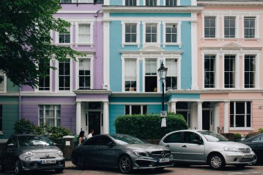 Londra, İngiltere - 17 Mayıs 2016: İnsanlar renkli evlerden Primrose Hill yürümek. Primrose Hill Londra, İngiltere'de en pahalı konut alanlarından biridir