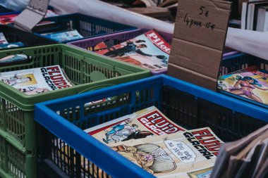 Lille, Fransa - 11 Kasım 2017: Lille, Fransa Vieille Bourse (eski Menkul Kıymetler Borsası) avlusunda bir ikinci el kitap pazarında satışa çizgi roman. Piyasada turist ve yerleşik ile iri sevilen.