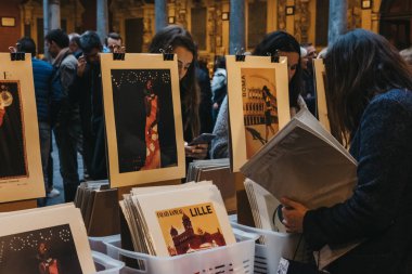 Lille, Fransa - 11 Kasım 2017: ikinci el kitap çarşı Lille, Fransa Vieille Bourse (eski Menkul Kıymetler Borsası) avlusunda. Piyasada turist ve yerleşik ile iri sevilen.