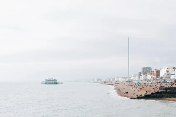 Brighton Wielka Brytania Października 2017 Ludzi Plaży Zachodnie Molo Brighton — Zdjęcie stockowe