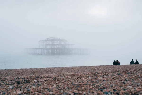 Brighton Wielka Brytania Października 2017 Ludzi Siedzących Plaży Patrząc Zachodzie — Zdjęcie stockowe