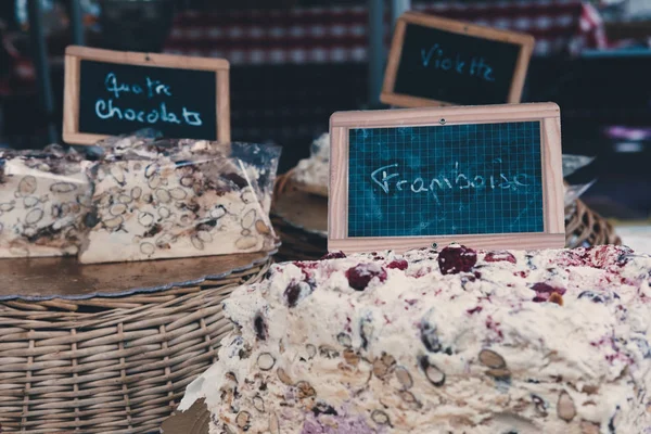 Hausgemachter Kuchen Auf Einem Markt Scheiben Geschnitten Auf Einem Holzstand — Stockfoto