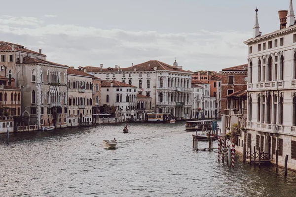 ヴェネツィア イタリア 2017 ヴェネツィアの大運河の両側に並ぶカラフルな家々 とプライベート ボート ボートが都市の輸送の主なモード — ストック写真
