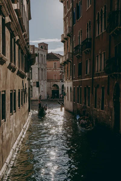 威尼斯 意大利 2017 吊在狭窄的运河通往威尼斯大运河 船是主要的交通工具在城市 — 图库照片