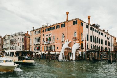 Venice, İtalya - 02 Temmuz 2017: Destek Lorenzo Quinn tarafından. Devasa eller su Ca Sagredo Hotel, iklim değişikliği ve yükselen deniz seviyeleri etkisinin bir deyim desteklemek için rise.