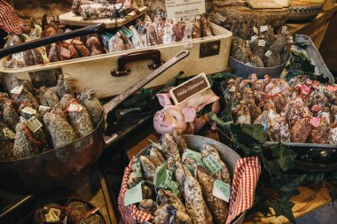 Londra, İngiltere - 30 Eylül 2017: Gurme salam ve sosis, Borough Market bir piyasa ahır, en büyük ve en eski gıda biri Londra'da pazarlar.