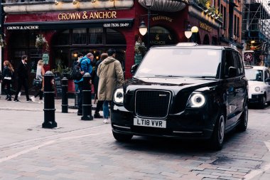 Londra, İngiltere - 10 Mart 2018: Covent Garden, Londra, İngiltere'de bir sokakta yeni elektrik Levc Tx Londra siyah taksi. İlk elektrikli taksi Londra'da Ocak 2018 yılında işletmeye başladı.