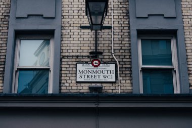 Londra, İngiltere - 10 Mart 2018: Monmouth sokak adı işareti Covent Garden, Londra, İngiltere'de Bina bir tuğla duvar. Sokağın yedi aramalar için önde gelen yedi sokaklarında biridir. 