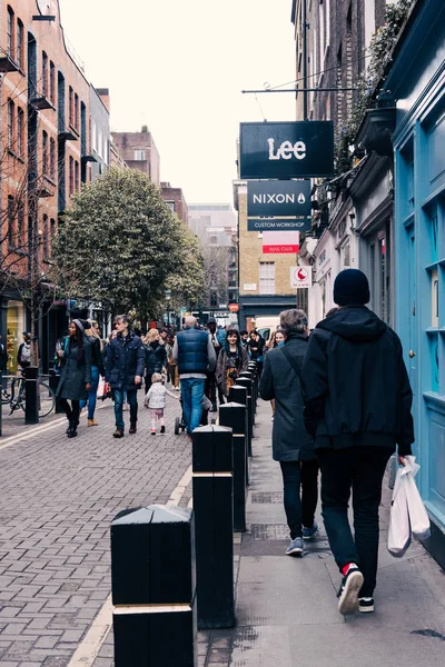 Londyn Wielka Brytania Marca 2018 Ludzi Chodzących Chodniku Covent Garden — Zdjęcie stockowe