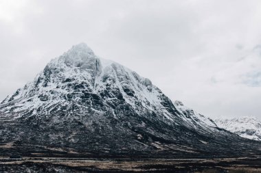 İskoçya Highlands dağların Glencoe, İskoçya, bir sisli bahar gününde yakınındaki..