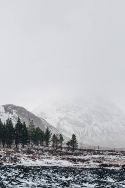 İskoçya Highlands dağların Glencoe, İskoçya, bir sisli bahar gününde yakınındaki..