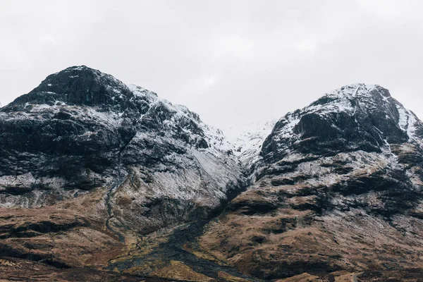 苏格兰高地格伦科附近的白雪皑皑山脉 在一个有雾的春天天 — 图库照片