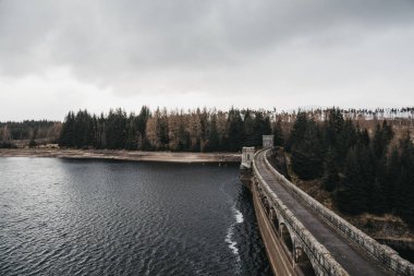 Laggan Barajı ve Roy köprü nehir Spean İskoçya Highlands, İskoçya'da '.