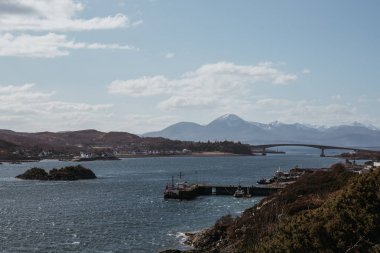 Skye Köprüsü ve güneşli bir günde Isle of Skye, İskoçya üzerinde küçük bir kıyı köy görünümü. Kyle Lochalsh bir görünümden.