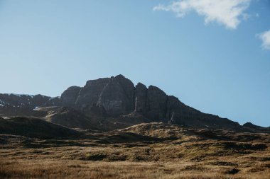 Yaşlı adam Storr ve Isle of Skye, İskoçya üzerinde diğer rock pinnacles bir güneşli bahar gününde.