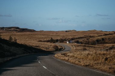 Isle of Skye, İskoçya Storr yaşlı adam yakınındaki geçmekte yol.