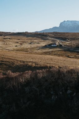 Alacakaranlıkta, İskoçya Isle of Skye'nın sahne görünümünü.