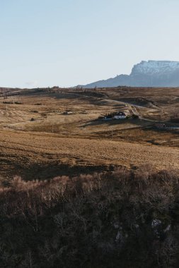 Alacakaranlıkta, İskoçya Isle of Skye'nın sahne görünümünü.