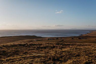 Manzara ve altın saat sırasında Isle of Skye, İskoçya üzerinde küçük bir kıyı köy görünümü.