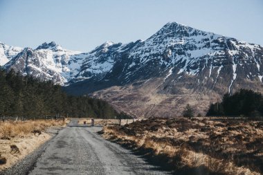 Isle of Skye, İskoçya, peri havuza yakın geçmekte yol.