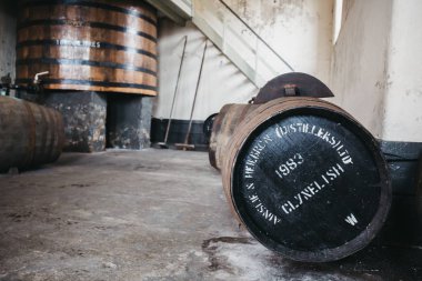 Brora, İskoçya - 22 Mart 2018: Namlu Clynelish viski Brora damıtım, Brora, İskoçya içinde. İçki 1983 yılında kapalı ve şu anda 2020 yılında yeniden açmak için yenilenmiş.