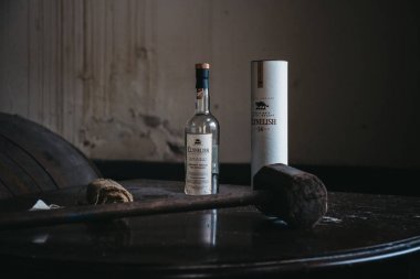 Brora, İskoçya - 22 Mart 2018: Clynelish viski şişesi, tahta çekiç ve bir tablo içinde bir Brora damıtım, İskoçya ayarlama bez. İçki-var şu anda yenilenmiş-2020 yılında yeniden açmak için.