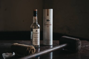 Brora, İskoçya - 22 Mart 2018: Clynelish viski şişesi, tahta çekiç ve bir tablo içinde bir Brora damıtım, İskoçya ayarlama bez. İçki-var şu anda yenilenmiş-2020 yılında yeniden açmak için.