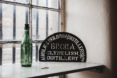 Brora, İskoçya - 22 Mart 2018: Metal adı işaret içinde Brora damıtım, İskoçya. İçki-var şu anda yenilenmiş-2020 yılında yeniden açmak için.