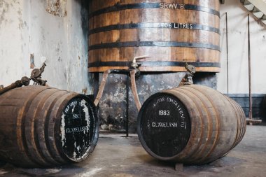Brora, İskoçya - 22 Mart 2018: Varil Clynelish viski Brora damıtım, İskoçya içinde. İçki 1983 yılında kapalı ve şu anda 2020 yılında yeniden açmak için yenilenmiş.