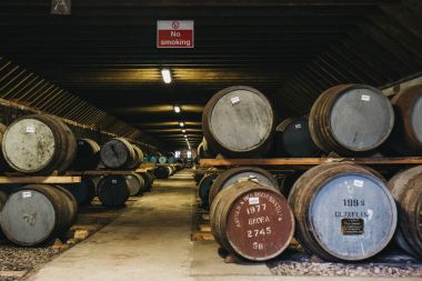 Brora, İskoçya - 22 Mart 2018: Viski İskoçya, nadir Brora viski önünde Brora damıtım Ambarın içindeki varil. İçki-var şu anda yenilenmiş-2020 yılında yeniden açmak için.
