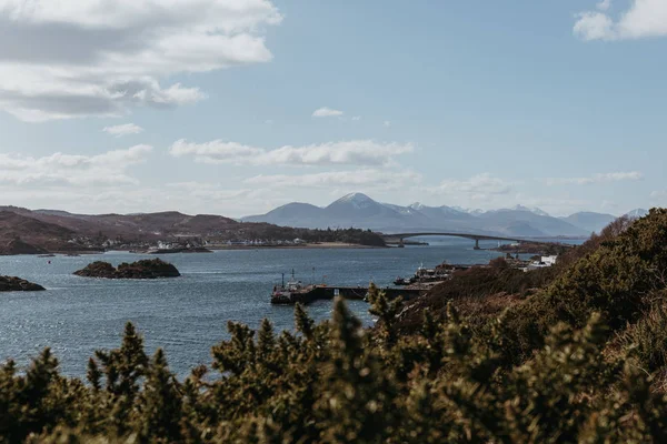 在晴朗的一天 在苏格兰斯凯岛上的斯凯桥和一个小海滨村庄的景色 Lochalsh 凯尔的观点 — 图库照片