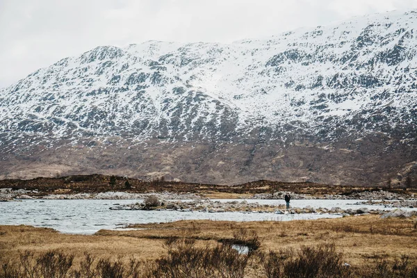 Homme Marchant Par Les Montagnes Scowcapped Loch Dans Les Highlands — Photo