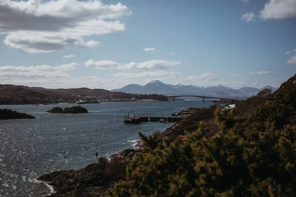 在晴朗的一天 在苏格兰斯凯岛上的斯凯桥和一个小海滨村庄的景色 Lochalsh 凯尔的观点 — 图库照片