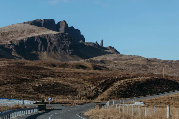 Storr 和其他岩石尖峰在苏格兰的斯凯岛上 在一个阳光明媚的春天天 — 图库照片