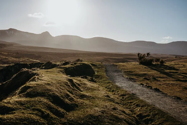景观观的路径通过岛屿的斯凯 苏格兰 在日落 山的背景 — 图库照片