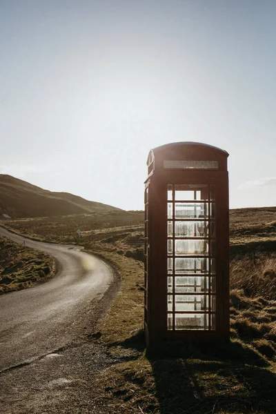 Una Cabina Telefónica Roja Lado Carretera Isla Skye Escocia — Foto de Stock