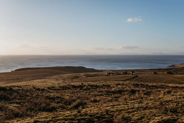 在黄金时段 苏格兰斯凯岛上的风景和一个小海岸村庄 — 图库照片